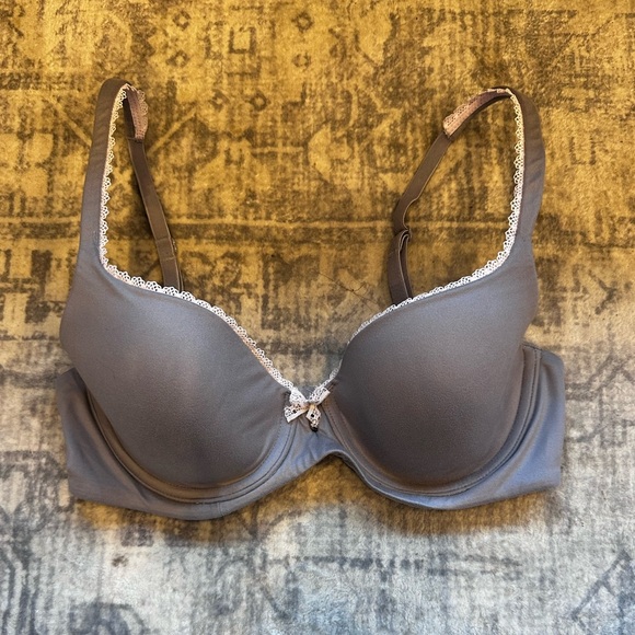Victoria's Secret Other - NWOT Victoria secret lightly lined Demi bra